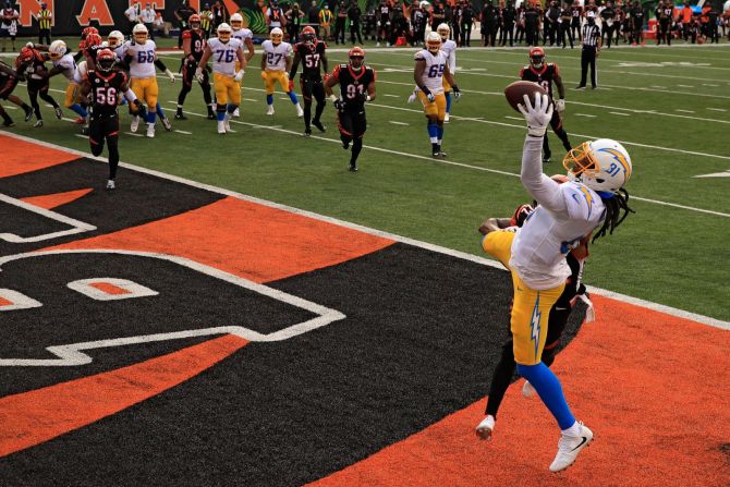 El receptor abierto de Los Ángeles Chargers, Mike Williams, intenta una recepción con una mano durante la segunda mitad de un partido contra los Cincinnati Bengals el domingo. Andy Lyons / Getty Images