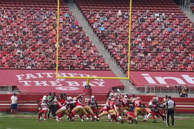 Recortes de cartón con imágenes de fanáticos se ven en las gradas detrás de la zona de anotación durante un juego entre los San Francisco 49ers y los Arizona Cardinals en el estadio Levi's el domingo. Kyle Terada / USA Today Sports