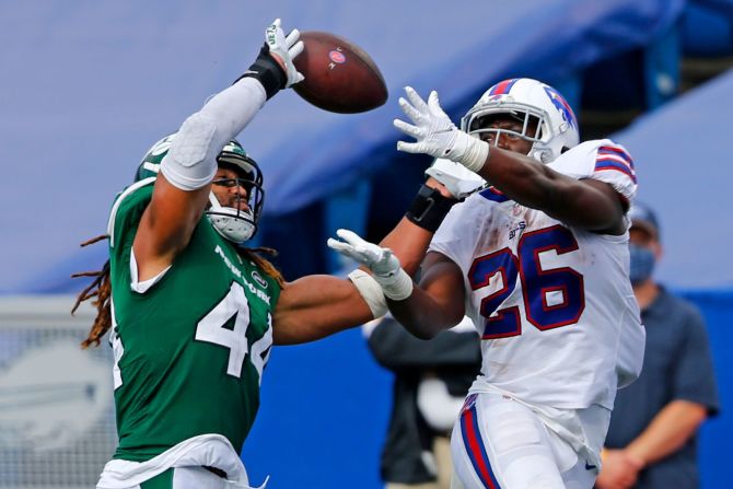 El apoyador de los New York Jets, Harvey Langi, interrumpe un pase destinado al corredor de los Buffalo Bills, Devin Singletary, durante la segunda mitad de su partido del domingo. Jeffrey T. Barnes / AP