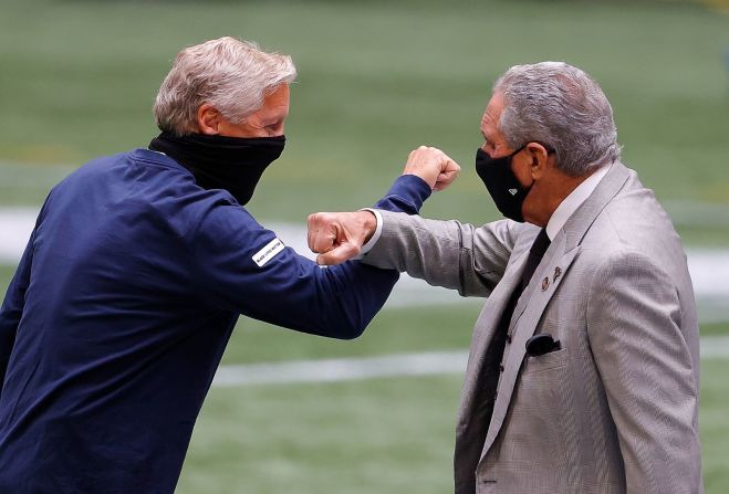 El propietario de los Atlanta Falcons, Arthur Blank, choca el antebrazo con el entrenador en jefe de Seattle, Pete Carroll, durante el calentamiento previo al partido en el estadio Mercedes-Benz de Atlanta el domingo. Kevin C. Cox / Getty Images