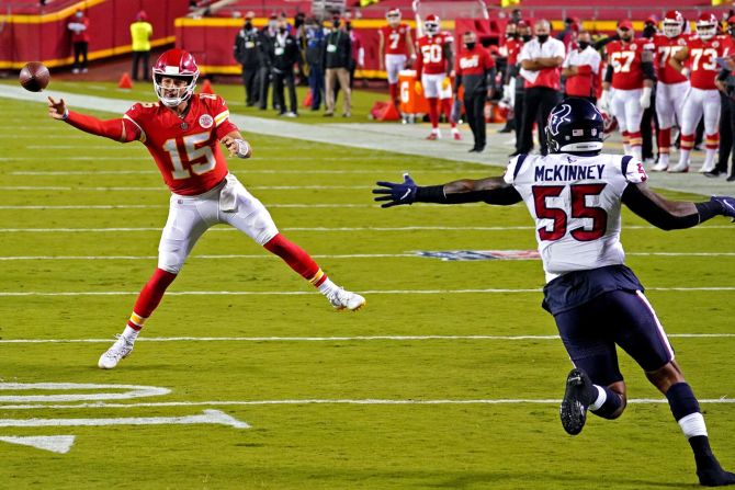 El mariscal de campo de los Kansas City Chiefs, Patrick Mahomes, lanza un pase durante el primer cuarto del juego del jueves por la noche en el Arrowhead Stadium. Denny Medley / USA Today Sports