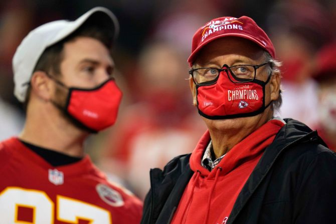 Los fanáticos de los Kansas City Chiefs usan mascarillas durante el juego del jueves por la noche contra los Houston Texans. Jeff Roberson / AP