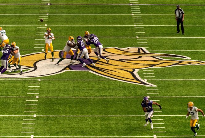 El mariscal de campo de los Green Bay Packers, Aaron Rodgers, le pasa el balón a Allen Lazard durante el último cuarto de su juego contra los Minnesota Vikings el domingo. Stephen Maturen / Getty Images