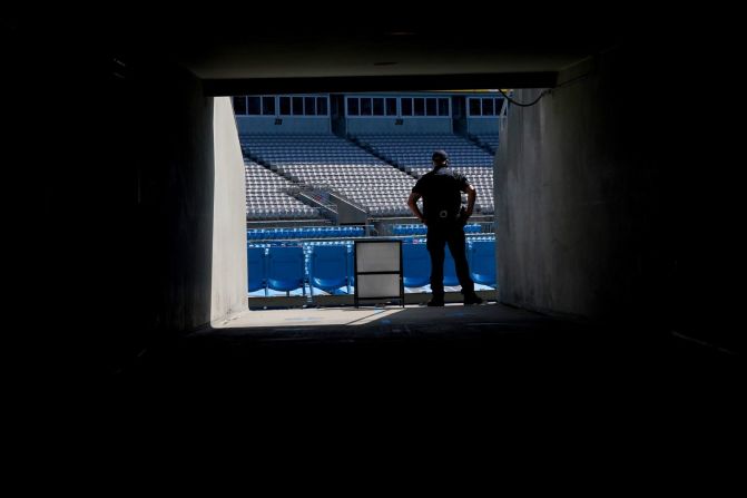 Un guardia de seguridad mira por encima del estadio vacío de los Carolina Panthers antes del partido contra Las Vegas Raiders el domingo. Chris Carlson / AP