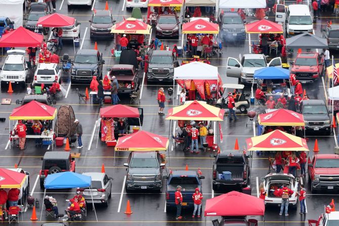 Fanáticos en el exterior del estadio Arrowhead antes del partido del jueves entre los Kansas City Chiefs y los Houston Texans. Charlie Riedel / AP