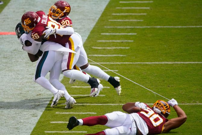 El uniforme del corredor de los Philadelphia Eagles Jason Huntley se rompe mientras es derribado durante un juego entre los Eagles y el equipo de Washington el domingo. Al Drago / AP