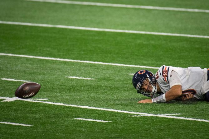 El mariscal de campo de los Chicago Bears, Mitchell Trubisky, suelta el balón durante el juego contra los Detroit Lions en el estadio Ford Field el domingo. Nic Antaya / Getty Images