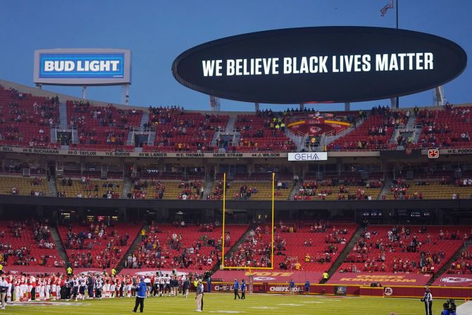 Los jugadores de los Kansas City Chiefs y los Houston Texans se tomaron de los brazos durante un momento de unidad antes del juego del jueves. "Únase a nosotros en un momento de silencio dedicado a la lucha en curso por la igualdad en nuestro país", dijo el locutor en el estadio. Jeff Roberson / AP