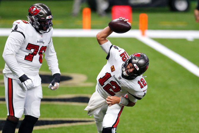 El mariscal de campo de los Tampa Bay Buccaneers, Tom Brady, celebra un touchdown con el tackle ofensivo Donovan Smith durante un juego contra los New Orleans Saints en Nueva Orleans el domingo. Este fue el primer touchdown de Brady jugando para los Buccaneers. Brett Duke / AP