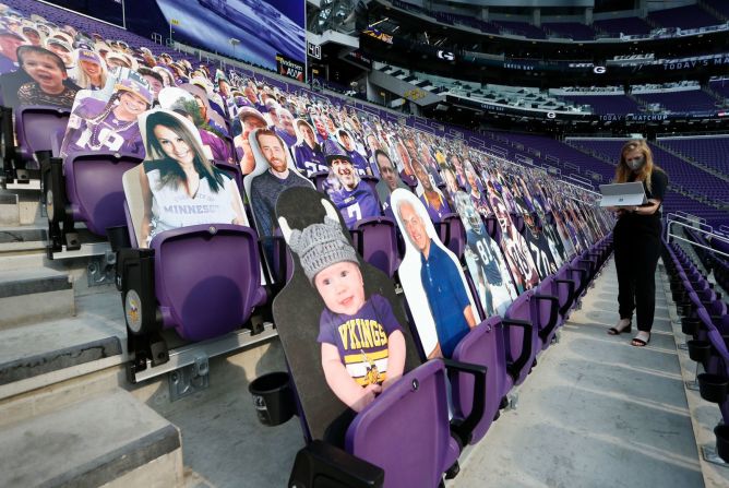 Un empleado del estadio revisa las imágenes de los fanáticos antes del partido entre los Minnesota Vikings y los Green Bay Packers el domingo. Bruce Kluckhohn / AP