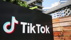 CNNE 893843 - tiktok se asocia con oracle para evitar prohibicion