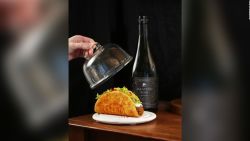 CNNE 893853 - taco bell anuncia la venta de su propio vino