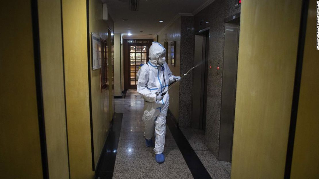 Un miembro del equipo médico desinfecta los corredores de un hotel donde pacientes sospechosos de covid-19 se hospedaban en Caracas el 20 de julio.