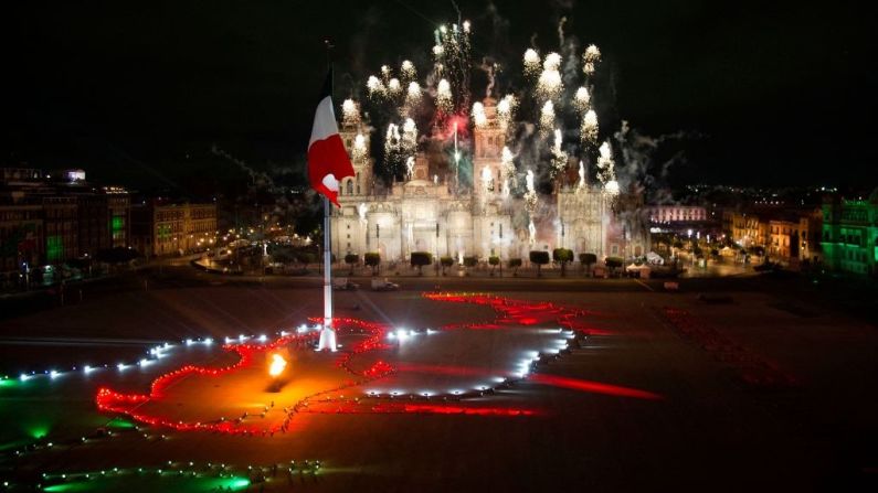 La Plaza del Zócalo vacía iluminada con fuegos pirotécnicos durante la conmemoración de los 210 años del grito de independencia de México.