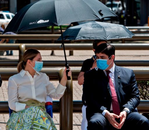 El presidente de Costa Rica, Carlos Alvarado, y su esposa, Claudia Dobles, usan máscaras durante la conmemoración del aniversario de la independencia de Costa Rica.