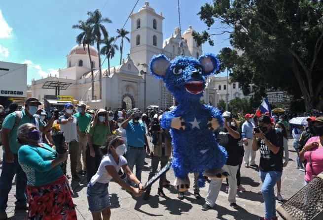 Una niña golpea una piñata que representa el partido de gobierno hondureño durante protestas contra el manejo de la crisis del covid, el 15 de septiembre de 2020.