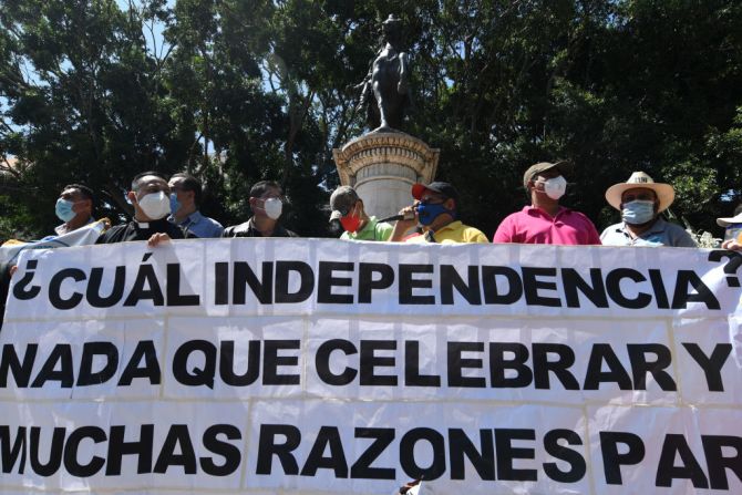 "¿Cuál independencia? Nada que celebrar", se lee en una pancarta de manifestantes en Tegucigalpa contra el gobierno del presidente de Honduras, Juan Orlando Hernández, por su manejo de la pandemia de covid-19.