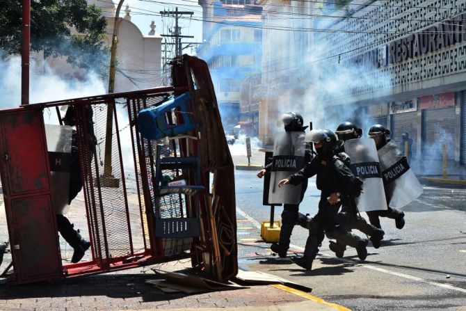 Policía antimotines y manifestantes durante una protesta contra el gobierno del presidente hondureño Juan Orlando Hernández el día del aniversario 199 de la independencia en Tegucigalpa.