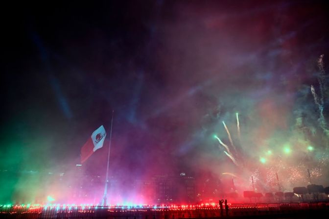 Fuegos artificiales en la Plaza del Zócalo en Ciudad de México durante la celebración de "El Grito".