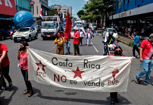 "Costa Rica no se vende", dice pancarta en manifestación contra las políticas de austeridad promovidas por el Gobierno en medio de la crisis del covid-19 en San José.