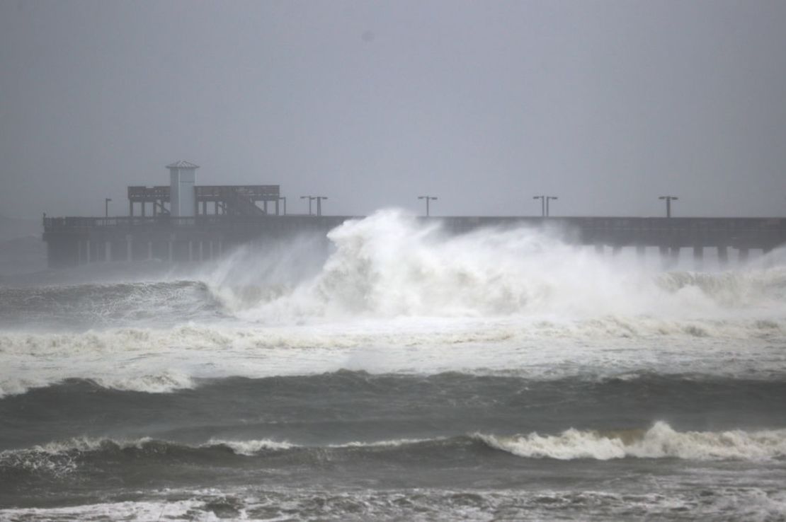 CNNE 894775 - huracan sally florida alabama lluvia videos inundaciones hurricane sally makes landfall on gulf coast