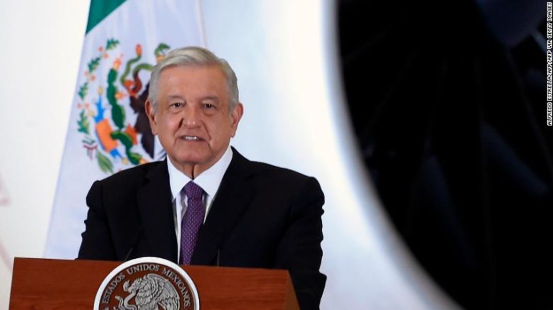 El presidente de México, Andrés Manuel López Obrador, habla durante una conferencia de prensa, con el avión presidencial al fondo el 27 de julio de 2020.