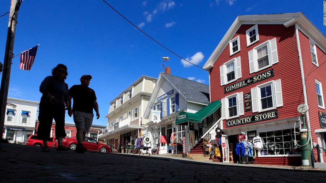 Turistas caminan por las tiendas en Boothbay Harbor, Maine, en junio. A principios de septiembre, la economía de Maine estaba operando al 93% de donde estaba antes de la pandemia, según el Índice de Regreso a la Normalidad (Foto AP / Robert F. Bukaty).