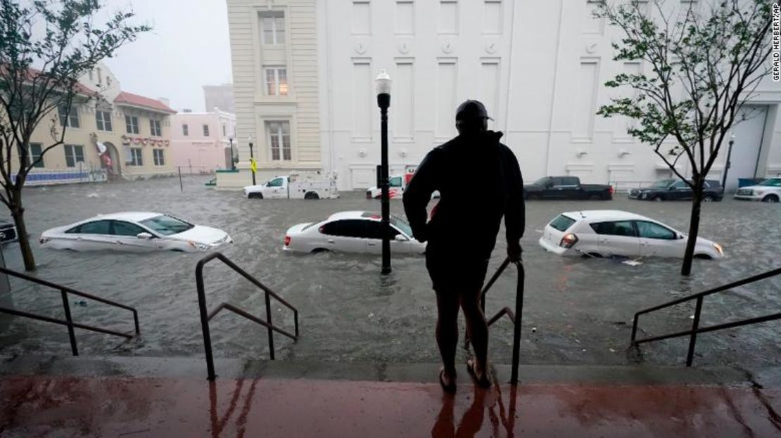 Las inundaciones rodean algunos autos en Pensacola, Florida, durante la mañana de este miércoles.