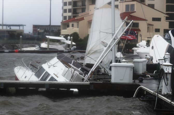 Botes dañados en el puerto de Palafox Pier Yacht, después de que el huracán Sally afectara el área de Pensacola, Florida, el 16 de septiembre de 2020. La tormenta ha provocado fuertes lluvias, vientos y una peligrosa marejada ciclónica en el área.