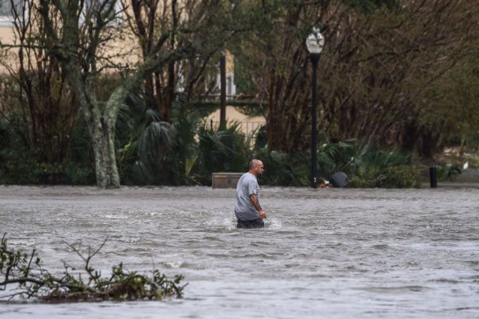 Un hombre camina por una calle inundada debido a las lluvias del huracán Sally en el centro de Pensacola, Florida, el 16 de septiembre de 2020.