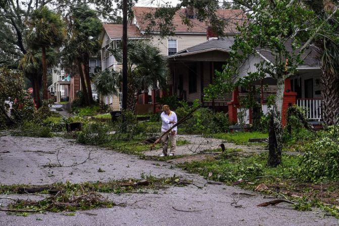 El huracán Sally azotó la costa del Golfo de Estados Unidos en la madrugada de este miércoles, con pronósticos de lluvias torrenciales que podrían provocar inundaciones repentinas "históricas" y potencialmente mortales.