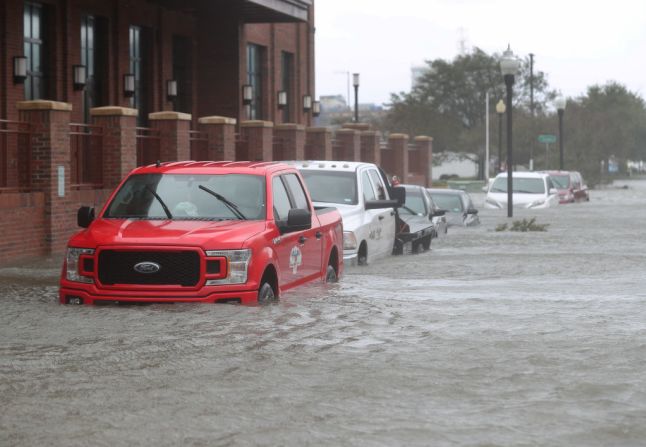 Una serie de autos quedan en medio de una calle inundada, mientras Sally pasa por el área el 16 de septiembre de 2020.