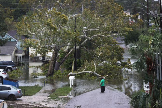 Una persona observa un vecindario inundado a raíz de los efectos de Sally en Pensacola, Florida. Ahora, como tormenta tropical, el ciclón deja fuertes lluvias, vientos y una peligrosa marejada ciclónica en el área.