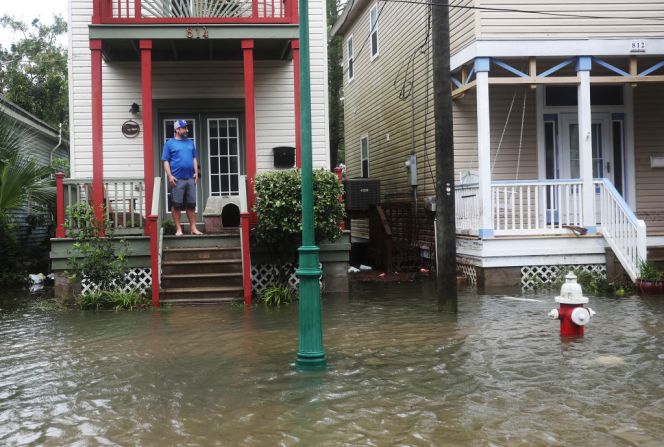 John Terrezza mira hacia una calle inundada frente a su casa tras el paso de Sally por el área el 16 de septiembre de 2020 en Pensacola, Florida.