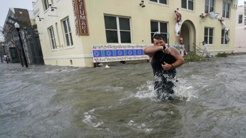 Algunos residentes en el centro de Pensacola, Florida, tuvieron que caminar a través de las inundaciones el miércoles para evacuar el área.