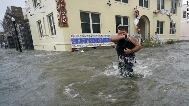 Algunos residentes en el centro de Pensacola, Florida, tuvieron que caminar a través de las inundaciones el miércoles para evacuar el área.