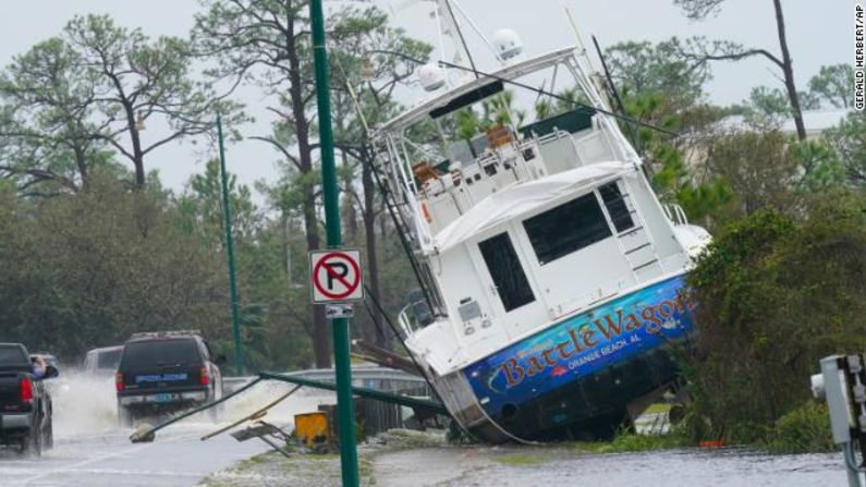 Un bote es arrastrado cerca de una carretera después de que Sally atravesara Orange Beach, Alabama, el 16 de septiembre.