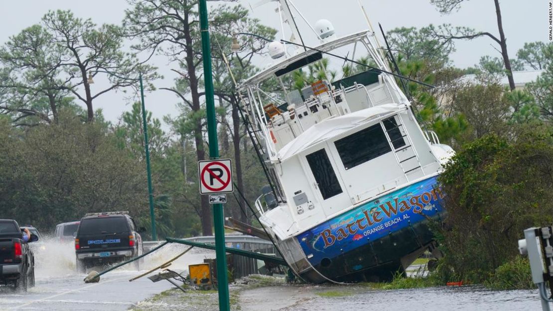 Un barco es arrastrado cerca de una carretera después del paso del huracán Sally en Orange Beach, Alabama.