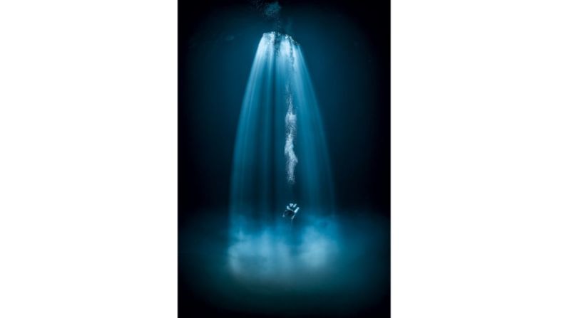 Gran angular: "En la superficie a la entrada del cenote, no tenía idea de qué tipo de espacio había debajo de la pequeña piscina. Solo cuando descendí y me coloqué fuera del área iluminada por el sol, se reveló el espacio oscuro", dice el ganador Martin Strmiska. Martin Strmiska/Scuba Diving magazine