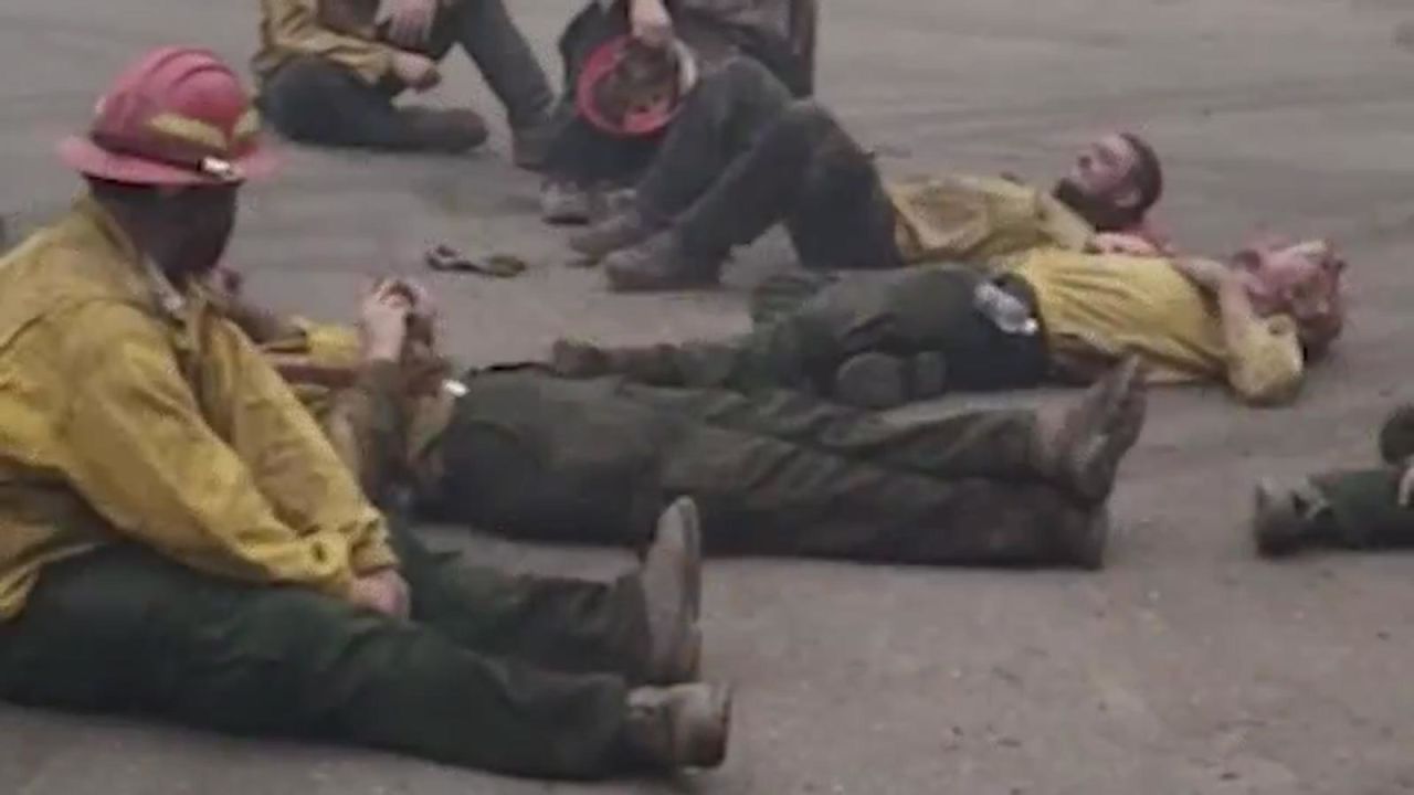 CNNE 896023 - bomberos cantan en su descanso tras combatir las llamas