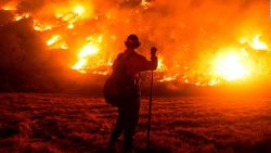 CNNE 896451 - la amenaza del incendio bobcat en california