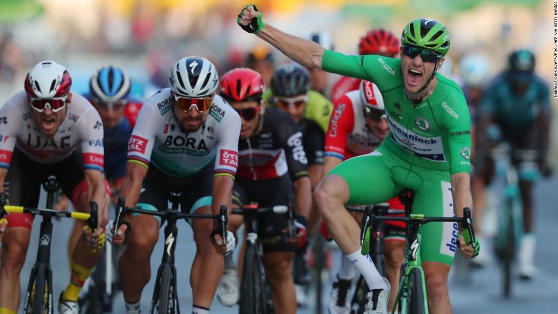 El irlandés Sam Bennett, piloto del Team Deceuninck, sube a la etapa final de la 107ª edición del Tour de Francia en los Campos Elíseos para confirmar su victoria en la clasificación del maillot verde.