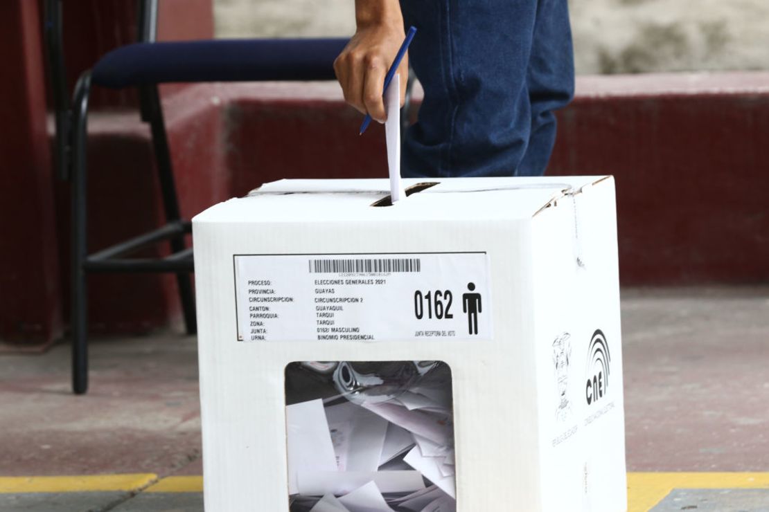 Un votante deposita su voto durante la segunda vuelta de las elecciones presidenciales del 11 de abril de 2021 en Guayaquil, Ecuador.