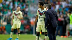 CNNE 896534 - la charla entre miguel herrera y giovani dos santos antes del clasico