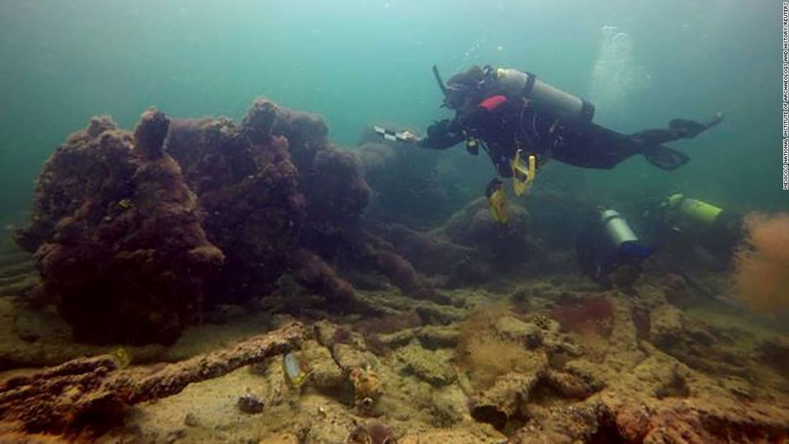 Los buzos nadan cerca del naufragio de "La Unión", que transportó a los mayas para el comercio de esclavos en la década de 1850, frente a la costa de Sisal, Yucatán, México.