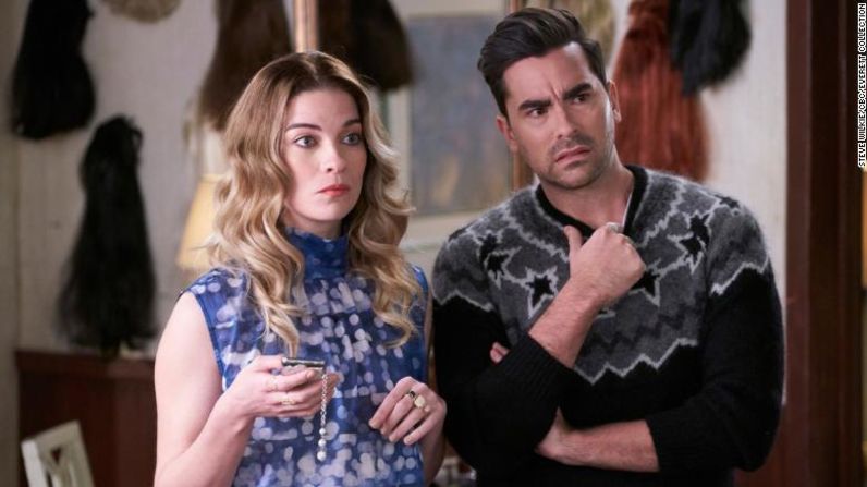 Actriz de reparto en una serie de comedia: Annie Murphy ("Schitt's Creek"). Steve Wilkie/CBC/Everett Collection