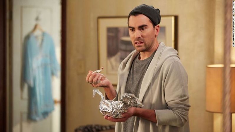 Actor de reparto en una serie de comedia: Dan Levy ("Schitt 's Creek"). Steve Wilkie/CBC/Everett Collection