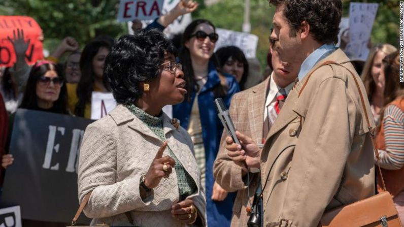 Actriz de reparto en una miniserie o película: Uzo Aduba ("Mrs. America"). Sabrina Lantos/FX/Everett Collection