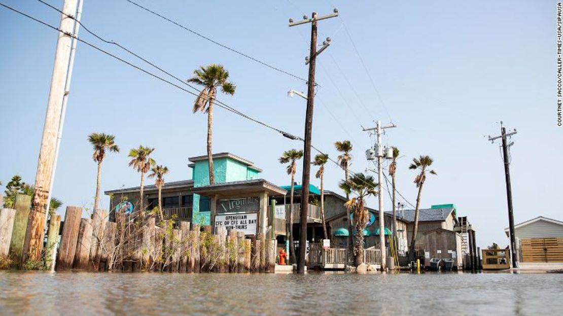 Las inundaciones llenan un estacionamiento en Port Aransas, Texas, el domingo antes de la tormenta tropical Beta.