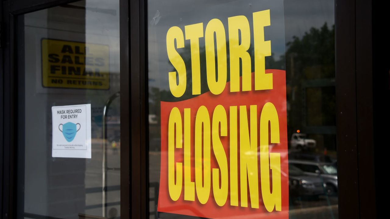 A store displays a sign before closing down permanently as more businesses feel the effects of stay-at-home orders amid the coronavirus pandemic, on June 16, 2020 in Arlington, Virginia. (Photo by Olivier DOULIERY / AFP)